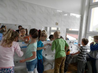 Dzieci uczą się myć zęby